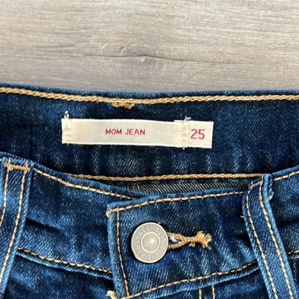 Levi’s premium Italian denim MOM jeans size 25